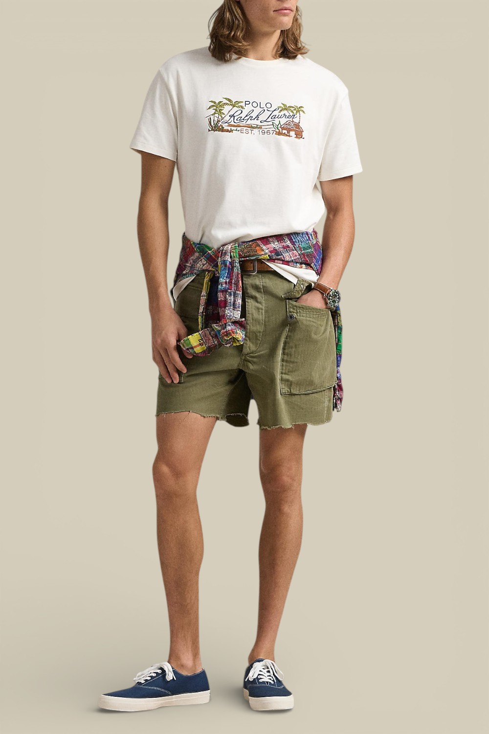 תמונת כל הלוק של חולצת טי